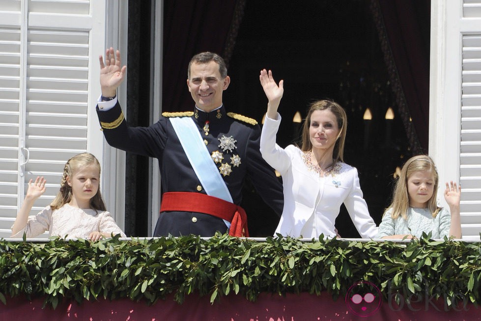 Los Reyes Felipe y Letizia, la Princesa Leonor y la Infanta Sofía saludan desde el Palacio Real tras la proclamación
