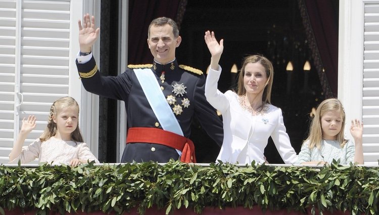 Los Reyes Felipe y Letizia, la Princesa Leonor y la Infanta Sofía saludan desde el Palacio Real tras la proclamación