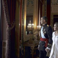 El Rey Felipe VI y la Reina Letizia momentos antes de saludar desde el Palacio Real
