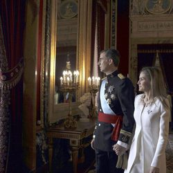 El Rey Felipe VI y la Reina Letizia momentos antes de saludar desde el Palacio Real