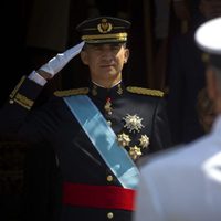 El Rey Felipe VI pasa revista en el desfile militar antes de la proclamación