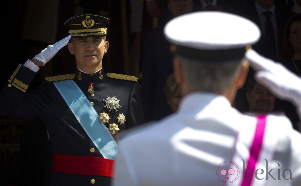 El Rey Felipe VI pasa revista en el desfile militar antes de la proclamación