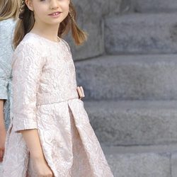 La Princesa Leonor posa en la Puerta de los Leones del Congreso de los Diputados