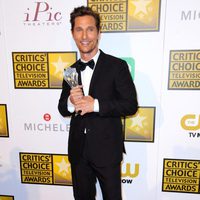 Matthew McConaughey con su galardón en los Critics' Choice Television Awards 2014