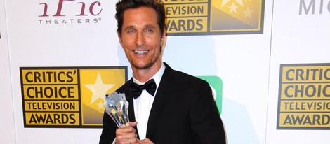 Matthew McConaughey con su galardón en los Critics' Choice Television Awards 2014