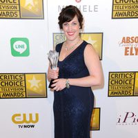 Allison Tolman con su galardón en los Critics' Choice Television Awards 2014