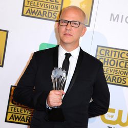 Ryan Murphy con su galardón en los Critics' Choice Television Awards 2014