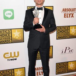 Matt Bomer con su galardón en los Critics' Choice Television Awards 2014