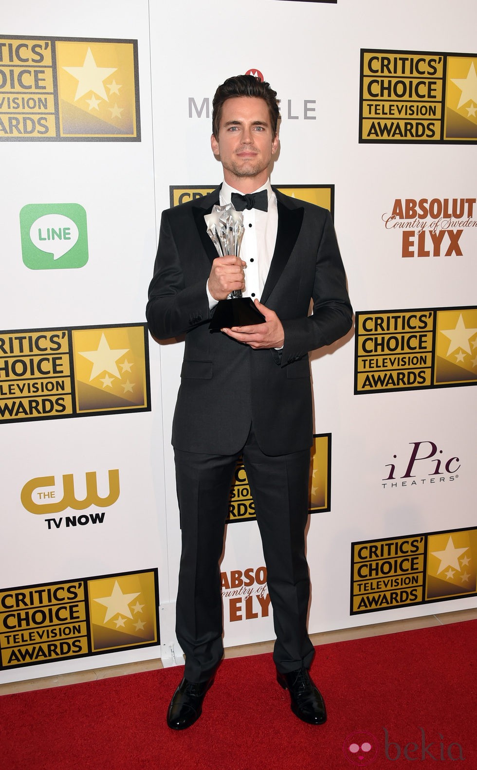 Matt Bomer con su galardón en los Critics' Choice Television Awards 2014