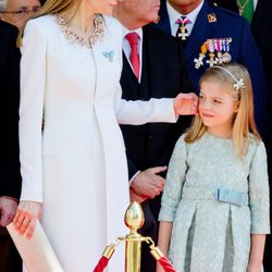 La Reina Letizia acaricia a la Infanta Sofía durante el desfile militar