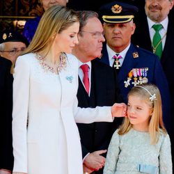 La Reina Letizia acaricia a la Infanta Sofía durante el desfile militar