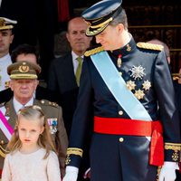 El Rey Felipe VI junto a la Princesa Leonor durante el desfile militar