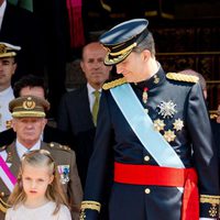 El Rey Felipe VI junto a la Princesa Leonor durante el desfile militar