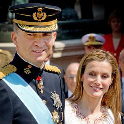 El Rey Felipe VI y la Reina Letizia durante el desfile militar en la Carrera de San Jerónimo