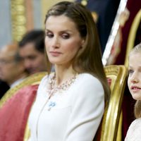 La Reina Letizia observa a la Princesa Leonor en la proclamación