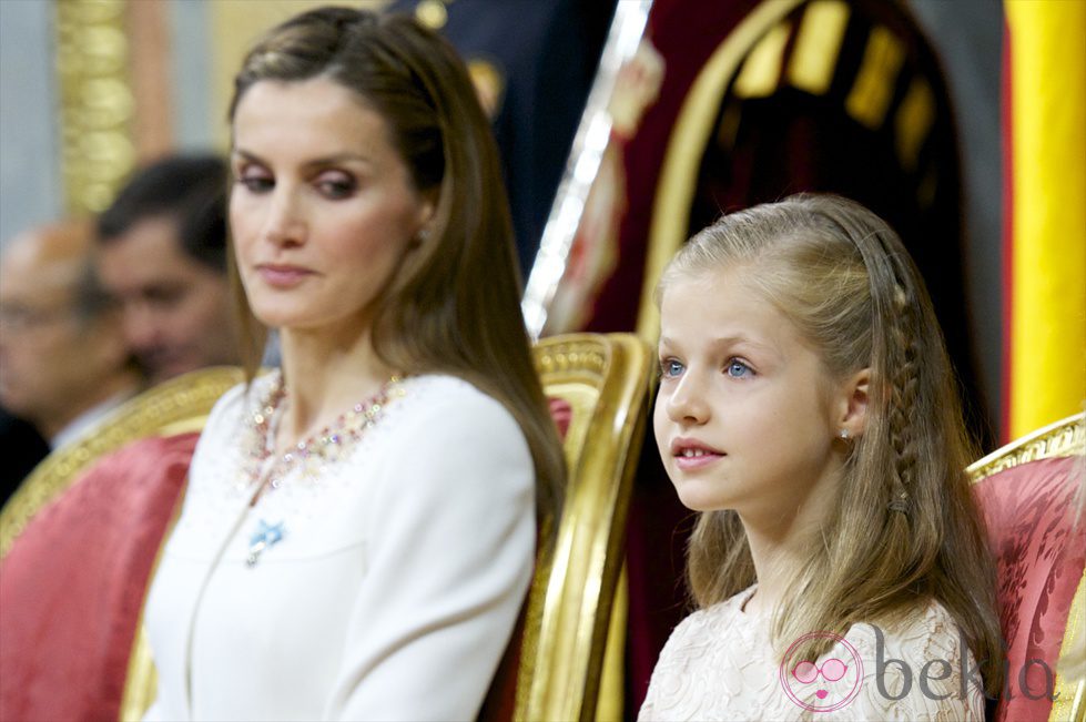 La Reina Letizia observa a la Princesa Leonor en la proclamación