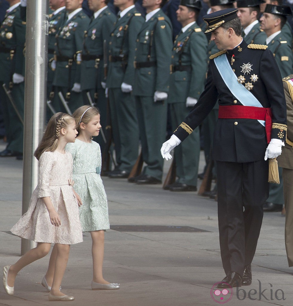 La Princesa Leonor y la Infanta Sofía siguen al Rey Felipe VI en su llegada al Congreso de los Diputados