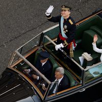 El Rey Felipe VI y la Reina Letizia saludan durante el paseo oficial por el centro de Madrid
