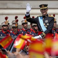 El Rey Felipe VI saluda en su llegada al Palacio Real