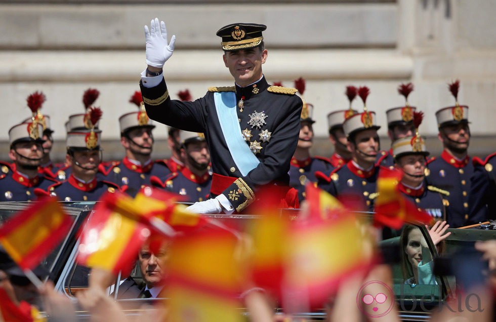 El Rey Felipe VI saluda en su llegada al Palacio Real