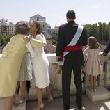 La Reina Sofia besa a la Reina Letizia en el balcón central del Palacio Real