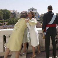 La Reina Sofia besa a la Reina Letizia en el balcón central del Palacio Real