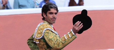 José Tomás brindando el toro a la grada en México
