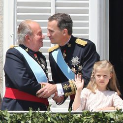 El Rey Felipe VI besa al Rey Juan Carlos I