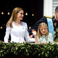 La Reina Sofia besa al Rey Felipe VI en el balcón del Palacio Real