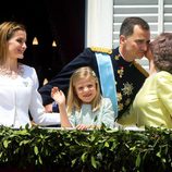 La Reina Sofia besa al Rey Felipe VI en el balcón del Palacio Real
