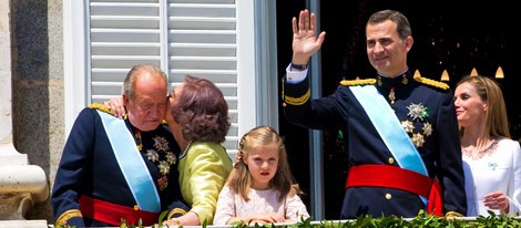La Reina Sofia besa al Rey Juan Carlos I en el balcón central del Palacio Real