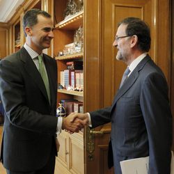 El Rey Felipe saluda a Mariano Rajoy en su primer despacho