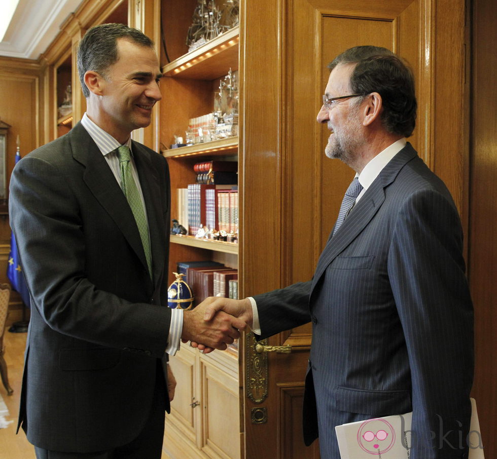 El Rey Felipe saluda a Mariano Rajoy en su primer despacho