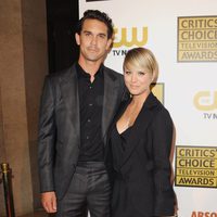 Kaley Cuoco y Ryan Sweeting en los Critics' Choice Television Awards 2014
