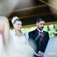 María Lapiedra y Marc Amigó con las manos entrelazadas en su boda