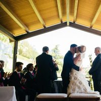 María Lapiedra y Marc Amigó dándose un beso tras convertirse en marido y mujer
