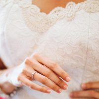 María Lapiedra muestra su anillo de boda