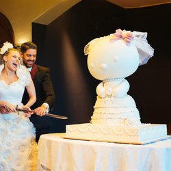 María Lapiedra y Marc Amigó cortando su tarta de bodas