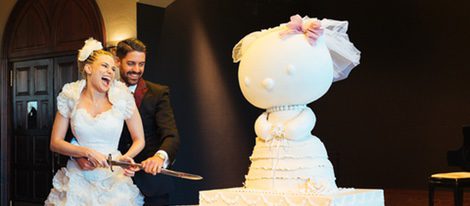 María Lapiedra y Marc Amigó cortando su tarta de bodas