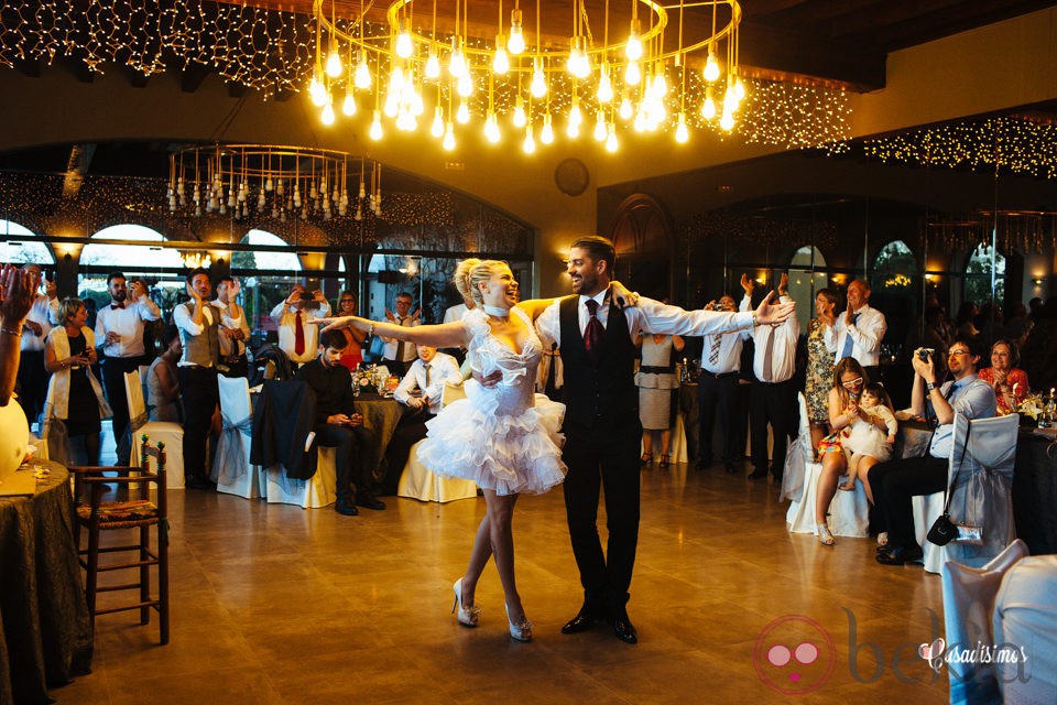 María Lapiedra bailando con Marc Amigó en su boda