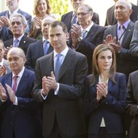 El Rey Felipe VI y la Reina Letizia aplauden en su primer acto tras la proclamación