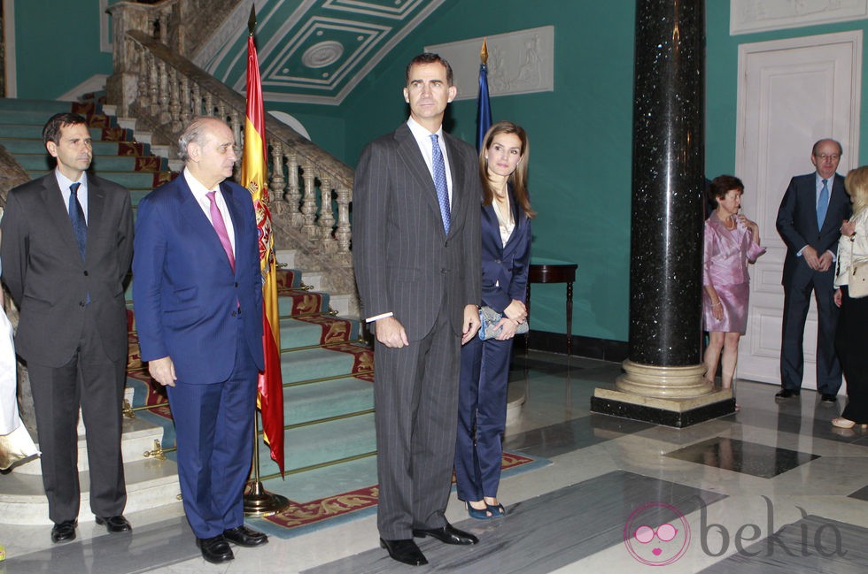 El Rey Felipe VI y la Reina Letizia posan para los medios en su primer acto tras la proclamación