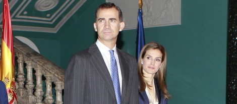 El Rey Felipe VI y la Reina Letizia posan para los medios en su primer acto tras la proclamación