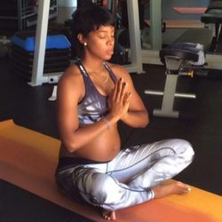 Kelly Rowland practica yoga durante su embarazo