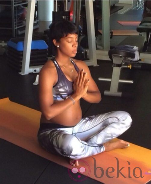 Kelly Rowland practica yoga durante su embarazo