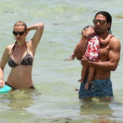 Falcao y Lorelei Tarón en Miami con su hija Dominique