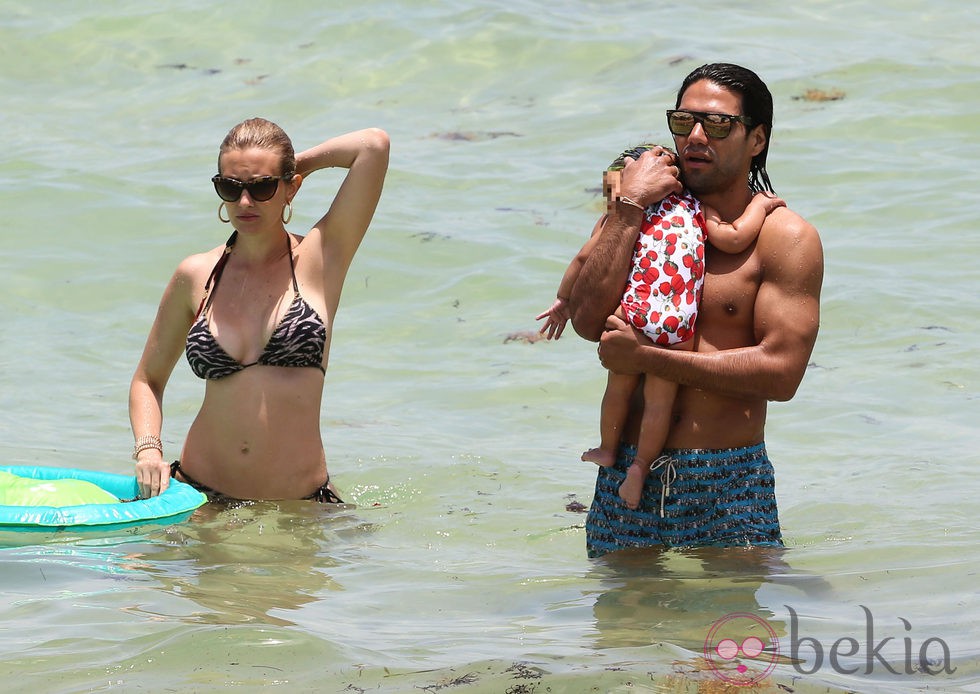 Falcao y Lorelei Tarón en Miami con su hija Dominique