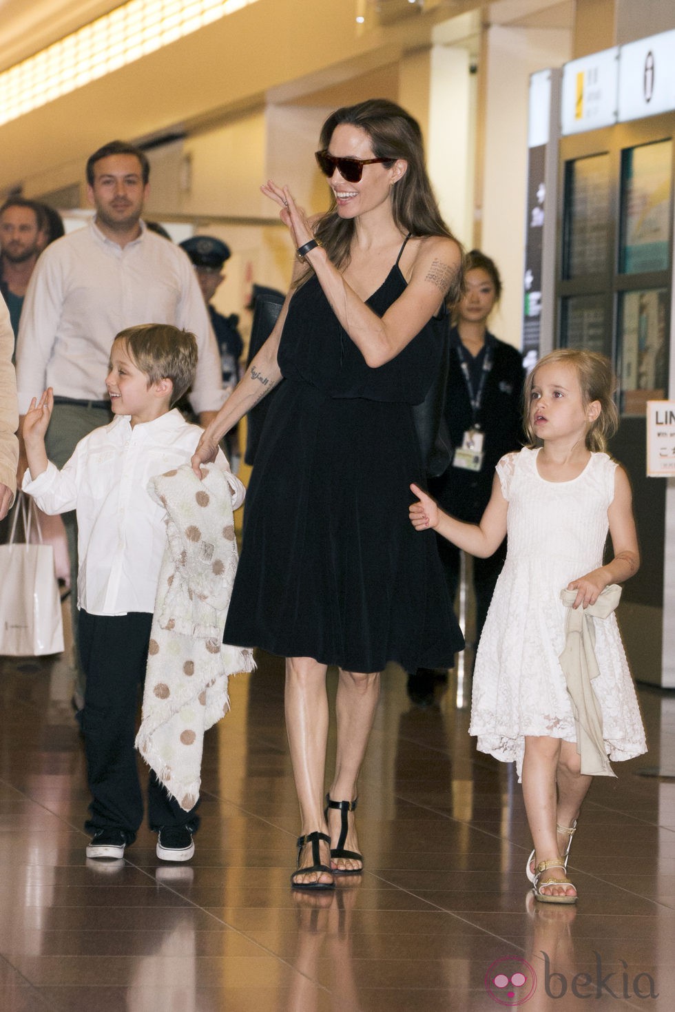 Angelia Jolie con sus dos hijos mellizos en el aeropuerto de Tokio