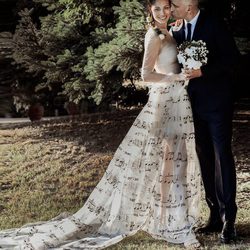 Eros Ramazzotti da un beso a Marica Pellegrinelli el día de su boda en el Piamonte italiano