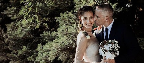 Eros Ramazzotti da un beso a Marica Pellegrinelli el día de su boda en el Piamonte italiano